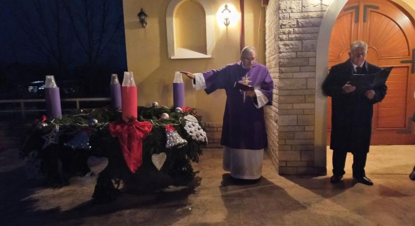 Korán felgyulladt az első gyertya Tiszajenőn