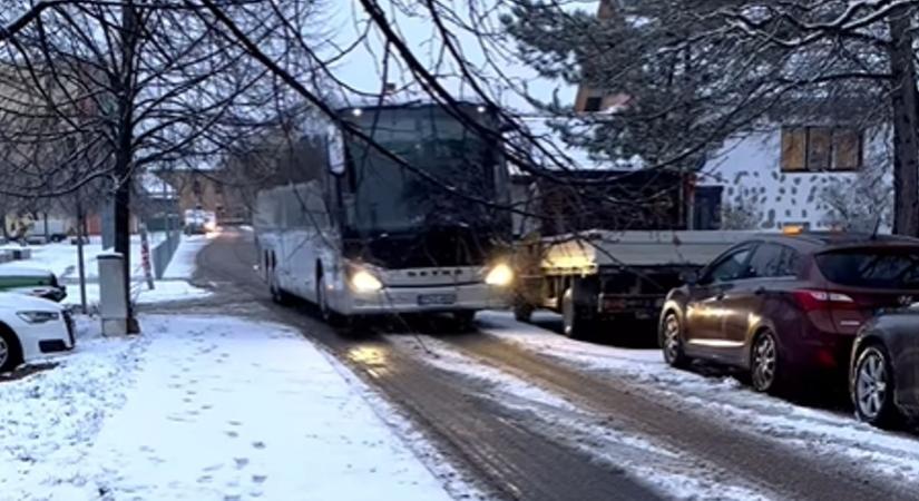 Hóesésben indult Szolnokra a Falco KC - videó