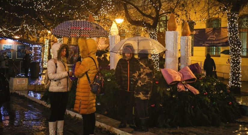 Ünnepi hangulatban gyújtották meg az első gyertyát Szolnok adventi koszorúján