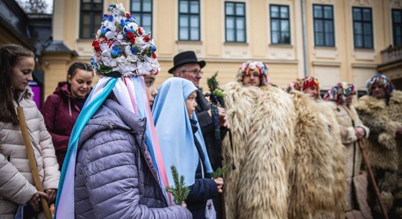 Karácsonyi varázskastély tárta ki a kapuit Gyulán – galériával