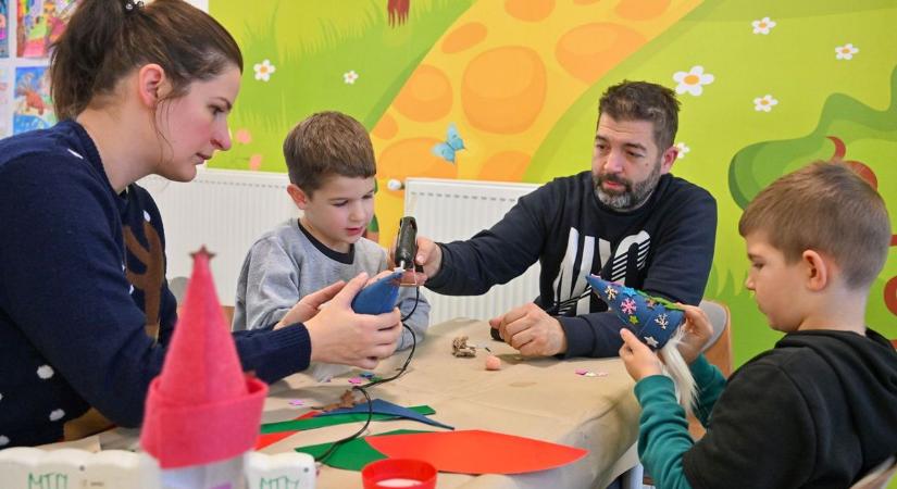 Manósapkák, karácsonyi díszek készültek az egri Forrásban  fotók