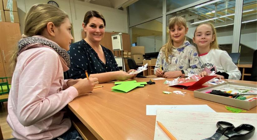 Hópelyhek, kártyák és képeslapok készültek a Békés Megyei Könyvtárban