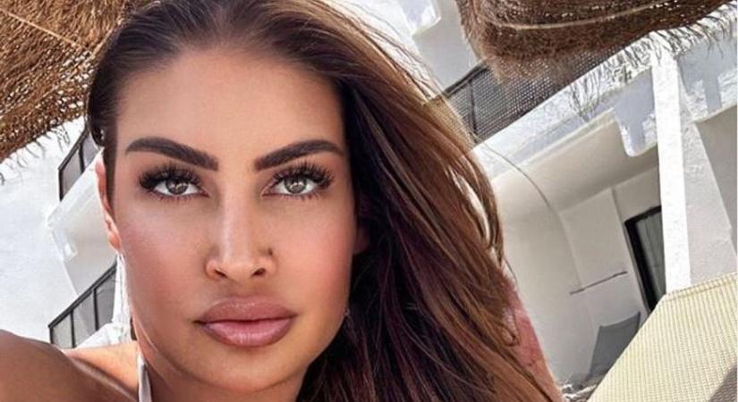 Szétfeszítik a falatnyi bikinit a pécsi playmate gömbölyded idomai