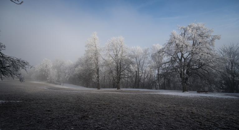 Hideg, szeles idővel zárul a hét, kevés helyen még hó is lehet
