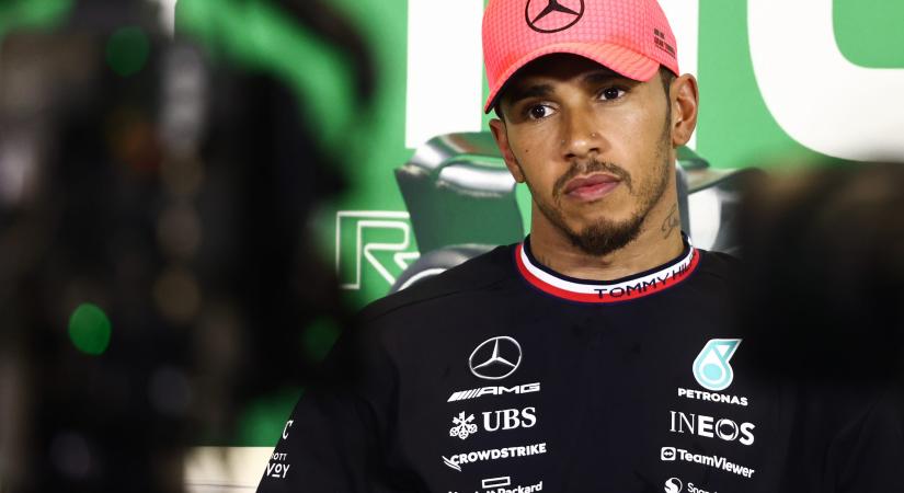 Lewis Hamilton panaszkodik