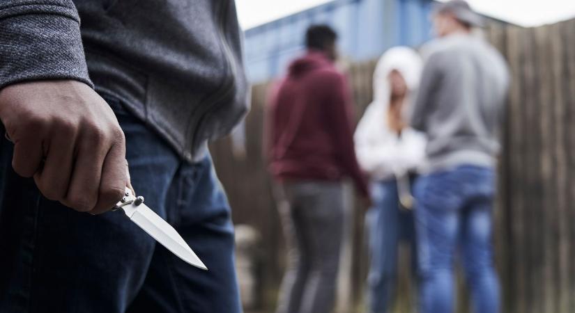 „Allah akbar” – Késsel, kalapáccsal támadt egy férfi járókelőkre Párizsban