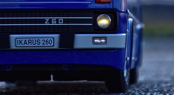 Kedves fotókon pózol ez a 2,5 év alatt nem kis pénzből megépített miniatűr Ikarus busz