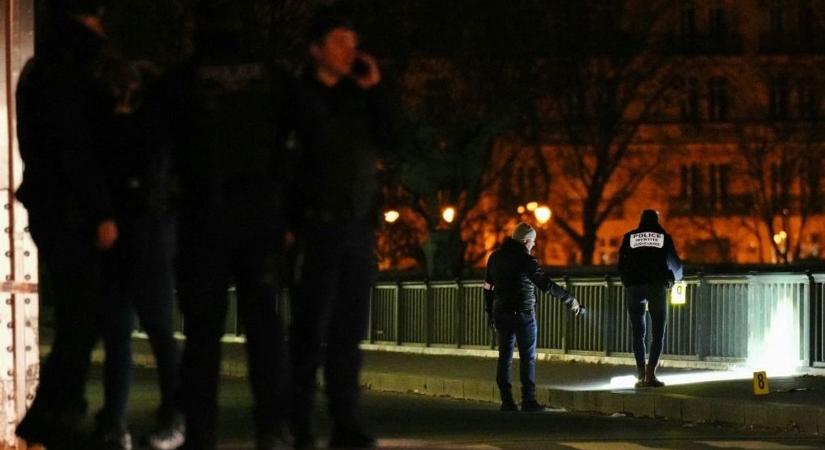 Párizsban egy férfi késsel támadt emberekre az Eiffel-torony közelében