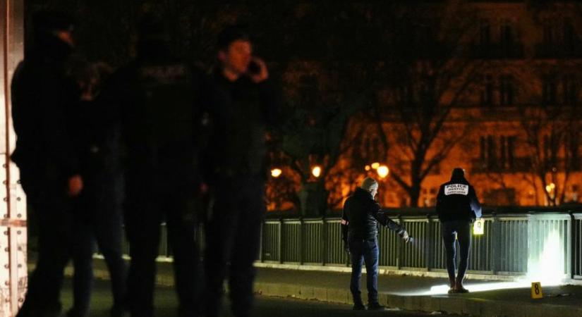 Egy ember meghalt, kettő megsebesült, amikor egy férfi késsel és kalapáccsal támadt járókelőkre Párizsban