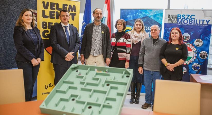 Labirintusjátékot kapott a Békéscsabai Szakképzési Centrum minden tagintézménye