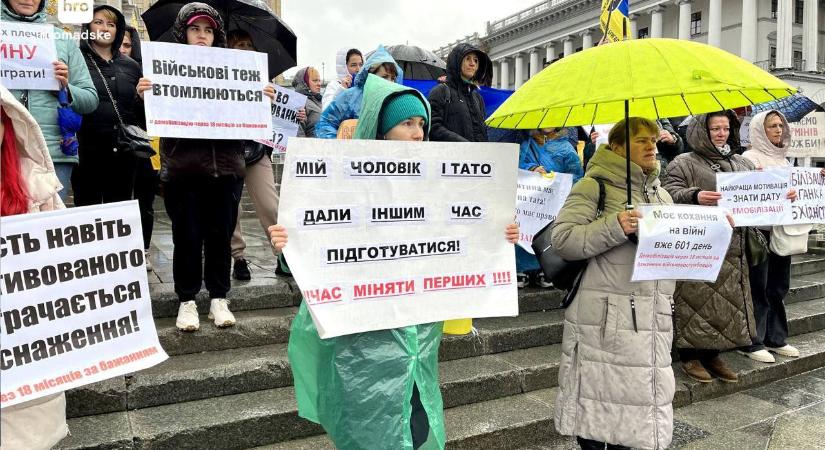 Férjeiket követelik az ukrán katonafeleségek  videó