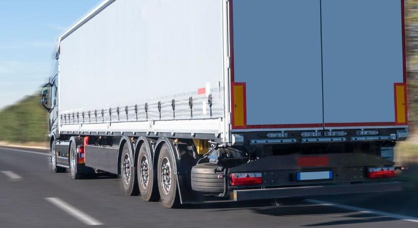 Elterelik az ukrán kamionokat az M3-as autópályán