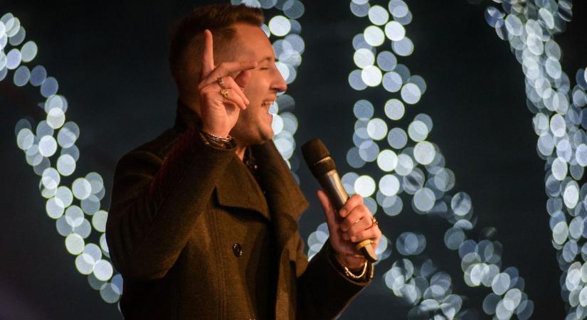 Adventi fényekkel és koncerttel hívogattak a hatvani főtérre
