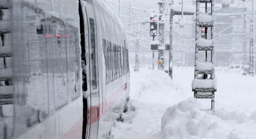 Ismét indít járatokat a müncheni repülőtér, de a vasúti közlekedés továbbra is szünetel