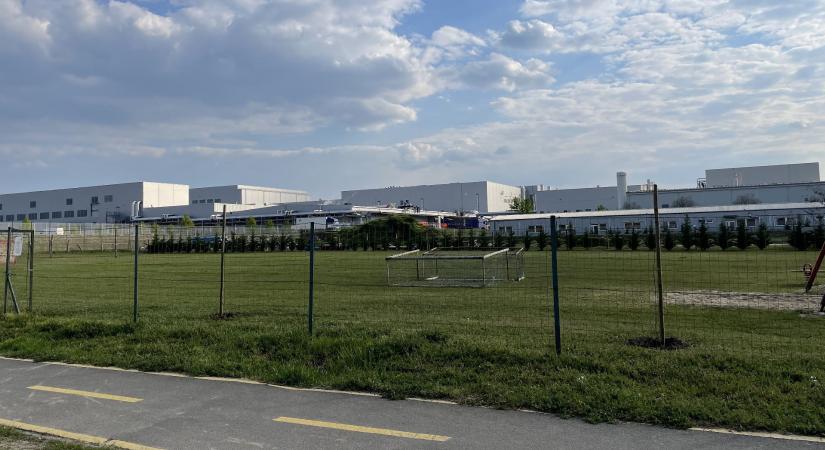 Éjszakánként le kell állnia a gödi akkumulátorgyárnak