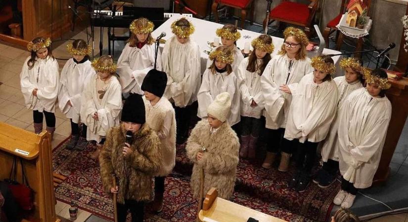 Szeretetvendégség és gyertyagyújtás a szárazréti templomban