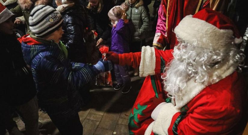 Tűzijátékkal várta a Mikulás a gyerekeket a szolnoki Ormos Imre Parkban - galériával és videóval