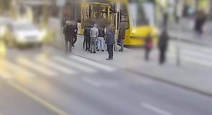 Kamaszok támadtak a jegyellenőrre Budapesten: ököllel ütötték arcon és rugdosták, videó és készült róla