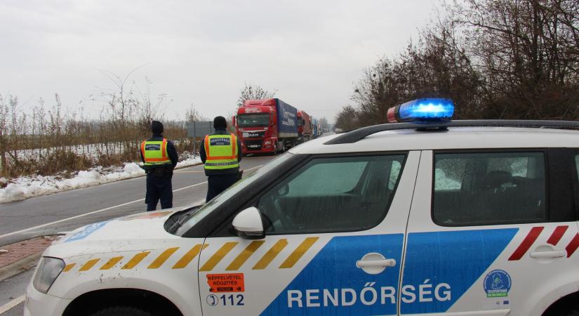 Az összes kamiont leterelik az M3-as autópályáról