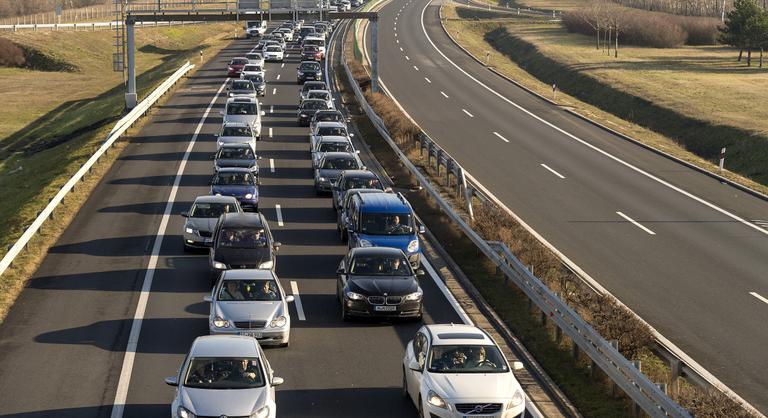 Több kilométeres a torlódás az M1-es autópályán Győr környékén