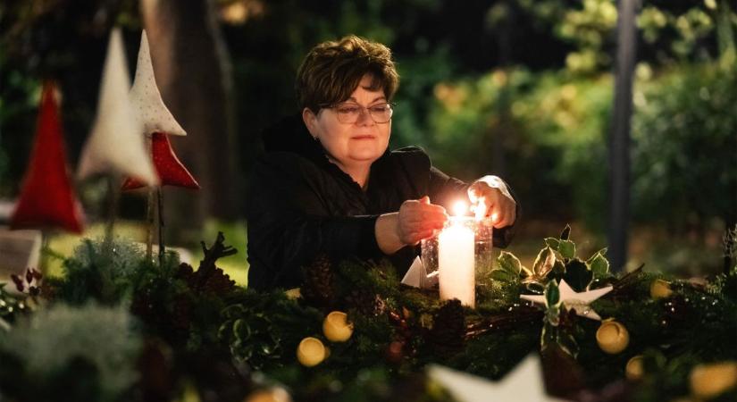 Bonyhádon már felragyogott az első gyertya lángja