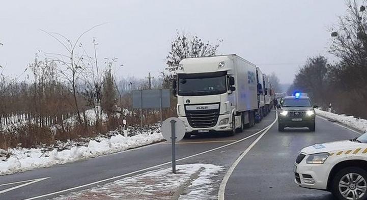 Blokád bénítja a határátkelőhöz vezető utat