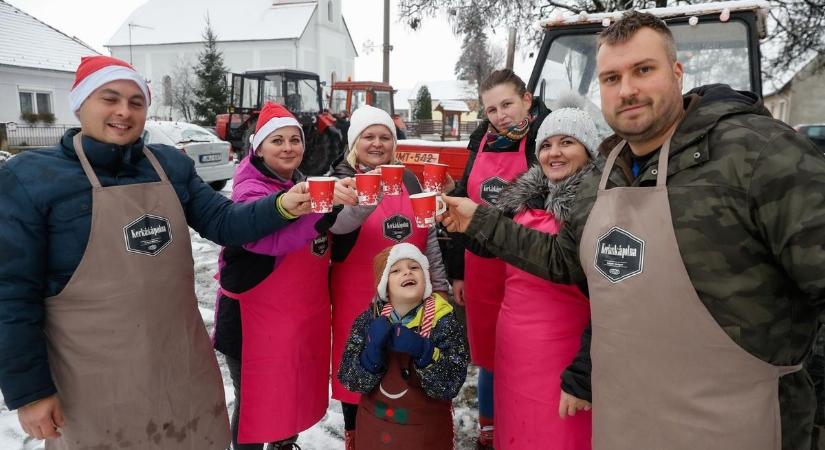 Kivilágított traktorokkal vonultak fel Bajánsenyén - fotók, videó