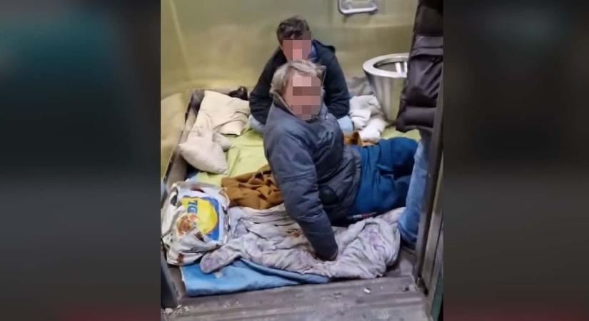 Újabb köztéri vécét foglaltak el a hajléktalanok Budapesten videó