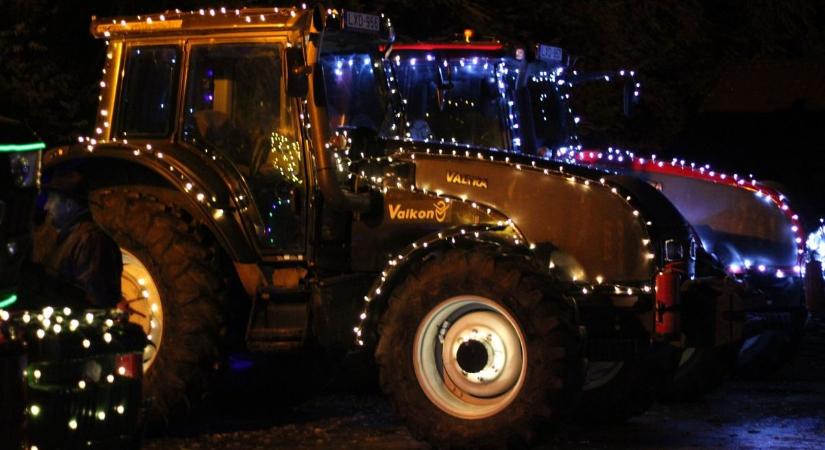 19 fénybe borult traktor vonult végig Alapon