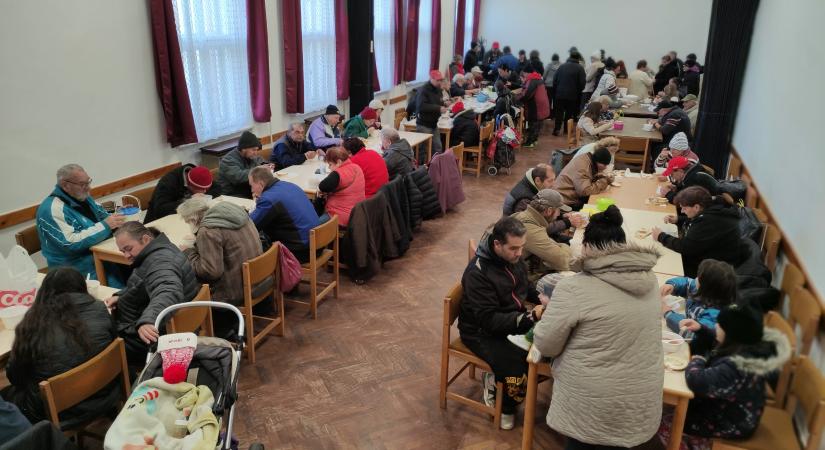 Csokis croissant volt a desszert a vásárhelyi ételosztáson