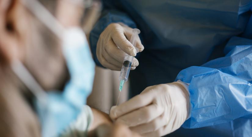 Halálos lehet a koronavírus az idősekre, de Magyarországon nem érhetők el a legújabb oltások