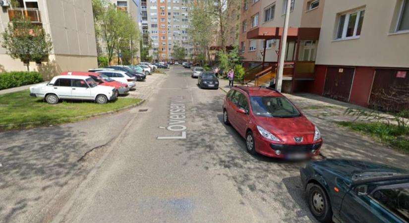 Parkoló autók közt találtak holttestet egy kecskeméti lakótelepen