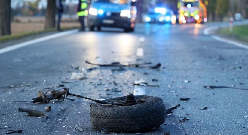 Személyautó és teherautó karambolozott Pörbölyön