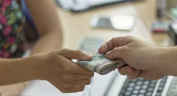 A kormány úgy ad, hogy közben ő is jól járjon