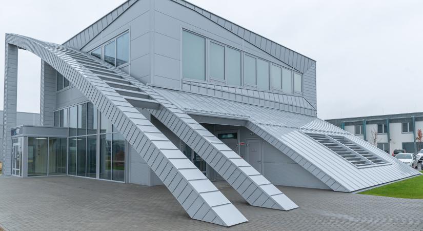 Átadták a Széchenyi István Egyetem Tudományos és Innovációs Parkjának előadó-épületét a ZalaZone-on