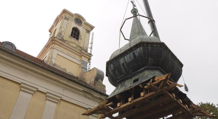 Időkapszulát és egy 122 éves levelet találtak az eleki templom kupolájában
