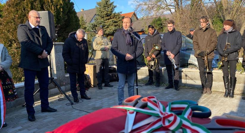 Átadták az új termelői piacot Hosszúhetényben