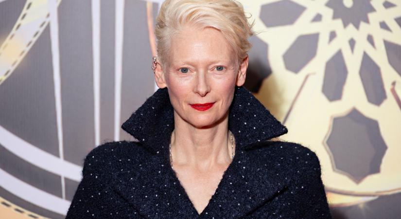 A 63 éves Tilda Swinton űrutazónak néz ki a címlapon: Kate Moss és lánya szolidabb szerkót kapott