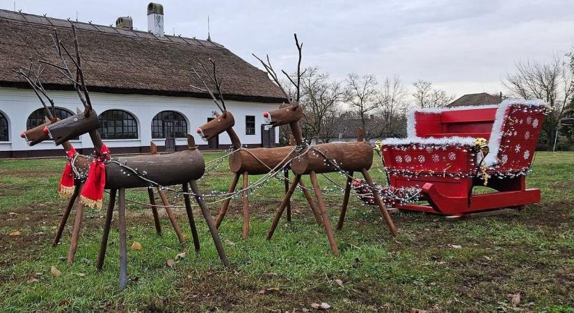 Leparkolt szánjával a Mikulás a Kondorosi Csárda mellett