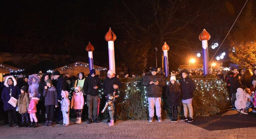 Fellobbant a hit lángja Jászapáti adventi koszorúján