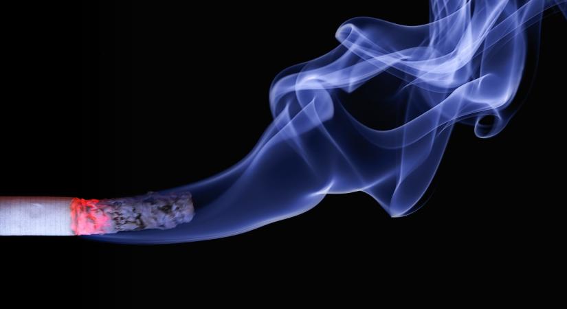 Drágább lesz a dohány és kevesebb helyen lehet majd cigizni Franciaországban