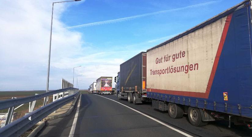 Torlódás a halmi határátkelőnél – Négy kilométeres sort alkottak a teherautók