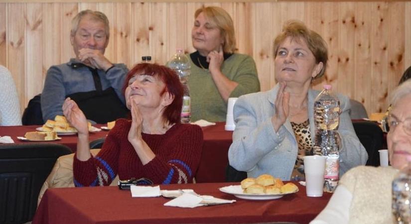 Csocsesz énekelt a kunszentmártoni szépkorúaknak