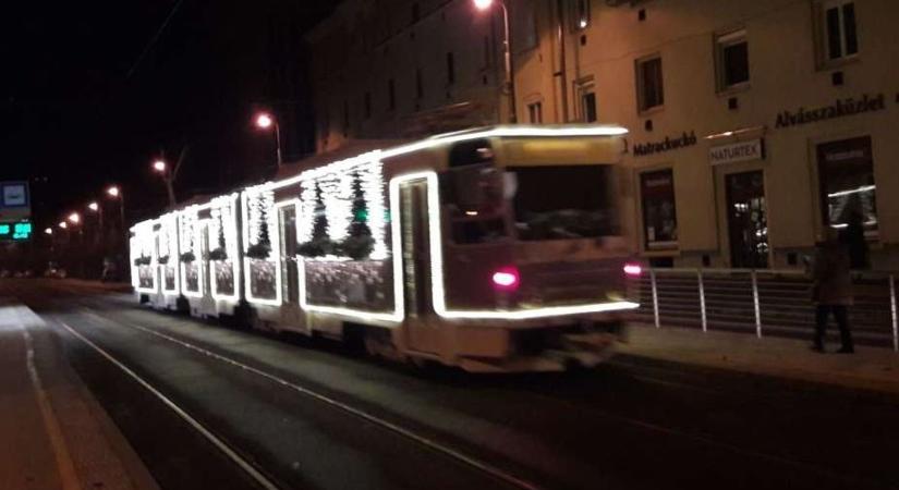 Első útján lencsevégre kaptuk Miskolc új adventi villamosát