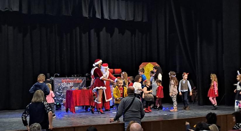 Késdobálás, artistamutatványok és krampuszok – így telt a sárbogárdi Mikulás show