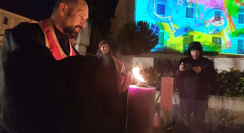 Felgyúlt az első adventi gyertya