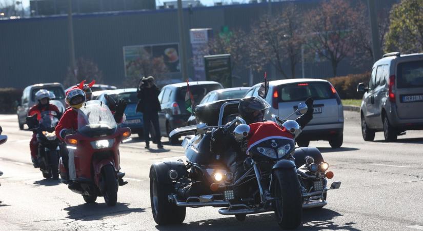 Motorra pattantak a Mikulások, manók és angyalok (videó és galéria)