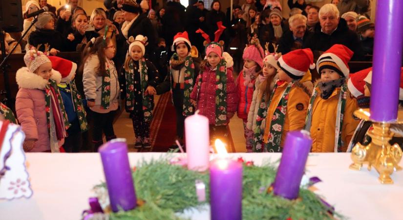 Celldömölk-Izsákfán is föllobbant a közösségi adventi koszorú első gyertyalángja - fotók