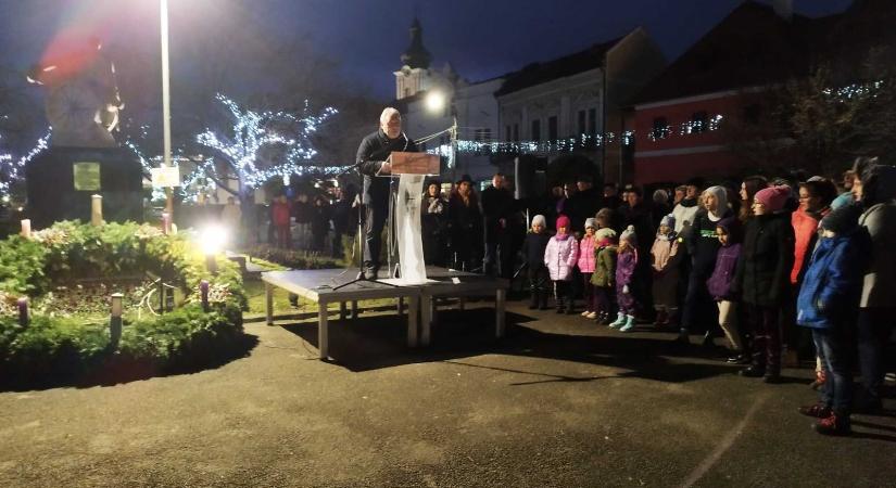 Adventi fény: meggyújtották az első gyertyát Kézdivásárhely adventi koszorúján