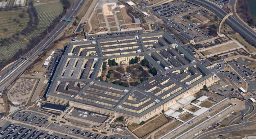 Pentagon: amerikai hadihajót és több kereskedelmi hajót ért támadás a Vörös-tengeren